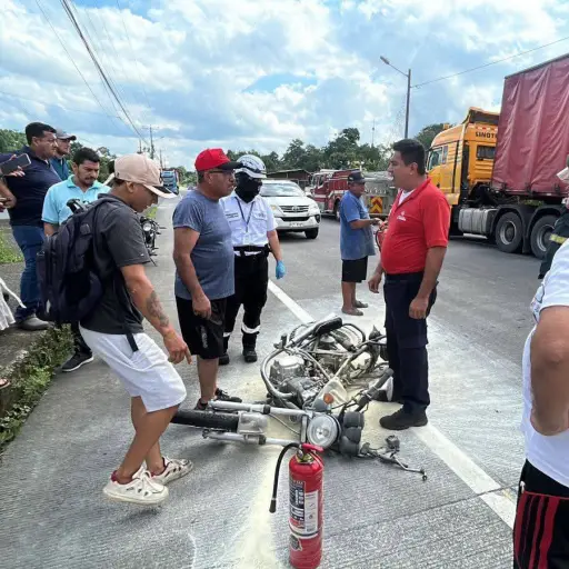 Impactante choque en El Carmen: una motocicleta terminó destruida y en llamas tras colisionar contra un tráiler