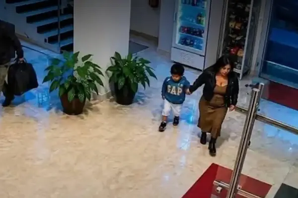 La mujer y su hijo fueron captados por las cámaras de seguridad de un hotel; con esa misma ropa fueron hallados sus cadáveres.