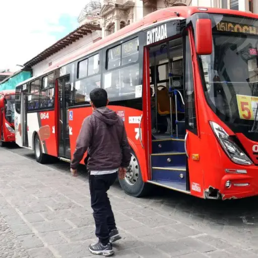 Se restablece el servicio nocturno de buses urbanos tras acuerdo entre Municipio y transportistas en Cuenca