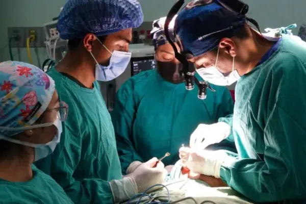 Médicos del IESS realizan por primera vez una cirugía de mandíbula de alta complejidad en Riobamba.