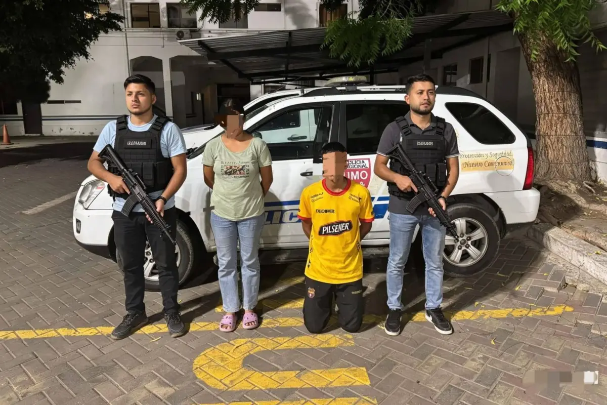 Dos de los sospechosos detenidos durante el operativo de la Policía desplegado en las provincias de Los Ríos y Manabí., Policía Nacional