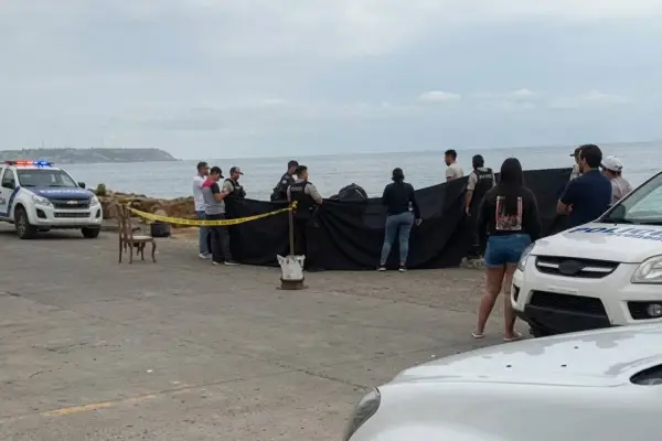Agentes de la Policía Nacional llegaron a Piedra Larga, donde se halló el cadáver este viernes 19 de junio. ,Foto: El Diario
