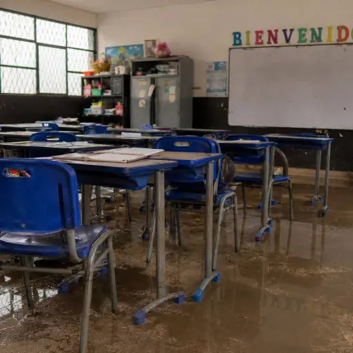 Más de 1.200 escuelas están en riesgo por El Niño: estas son las medidas que toma el Ministerio de Educación