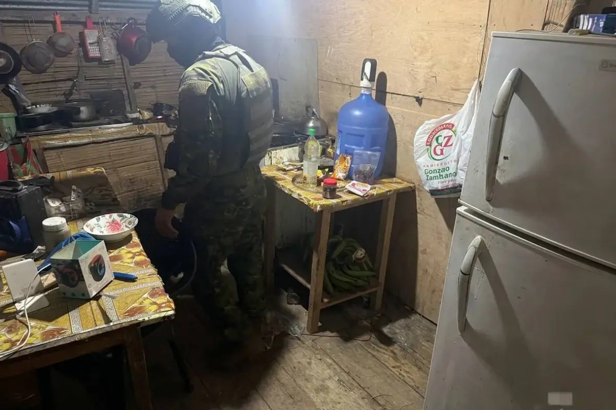 Los miembros de las Fuerzas Armadas decomisaron droga durante la revisión de viviendas en la ciudadela San Gregorio., F.F.A.A