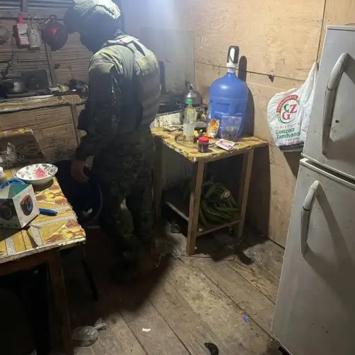 Ejército aprehende a un sospechoso y decomisa sustancias ilícitas durante operación contra el microtráfico en Portoviejo