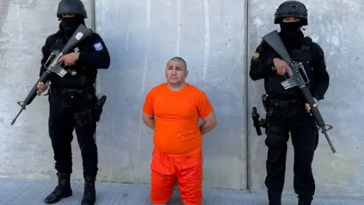 Alias ‘Javi’ ya está en la cárcel del Encuentro; apareció vestido de color naranja y con la cabeza rapada