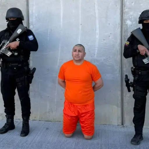 Alias ‘Javi’ ya está en la cárcel del Encuentro; apareció vestido de color naranja y con la cabeza rapada