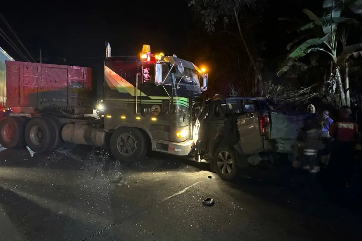 El choque entre la camioneta y el tráiler ocurrió de forma frontal en horas de la noche., Cortesía