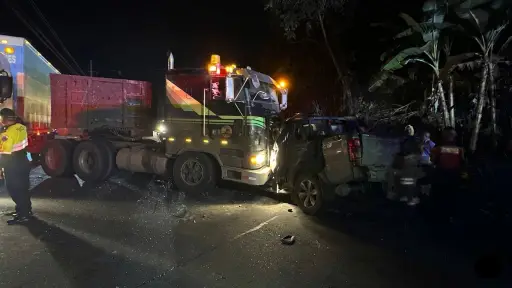 Tragedia en la vía a Paján - Jipijapa: Un choque frontal entre una camioneta y un tráiler deja una persona fallecida