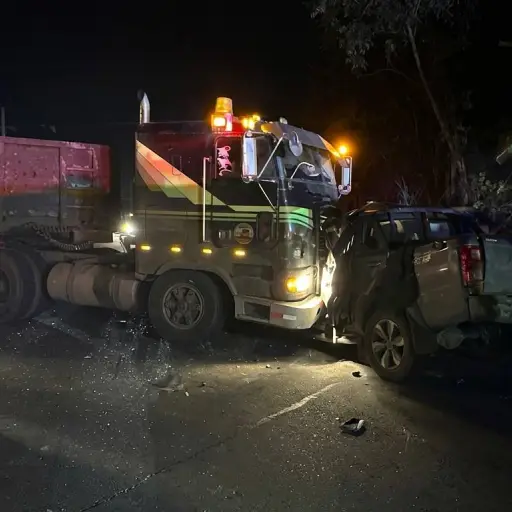 Tragedia en la vía a Paján - Jipijapa: Un choque frontal entre una camioneta y un tráiler deja una persona fallecida