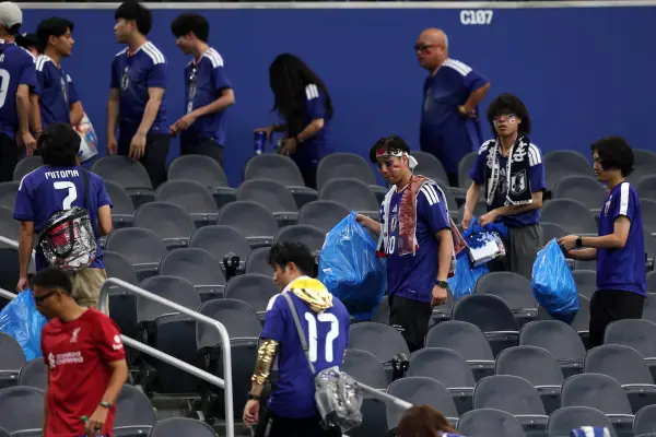 Los aficionados japoneses limpian la basura de las gradas durante el partido del Grupo F de la Copa Mundial de la FIFA 2026 entre Países Bajos y Japón en el estadio de Dallas el 14 de junio de 2026 en Arlington, Texas. ,MICHAEL STEELE/GETTY IMAGES NORTH AMERICA/Getty Images via AFP