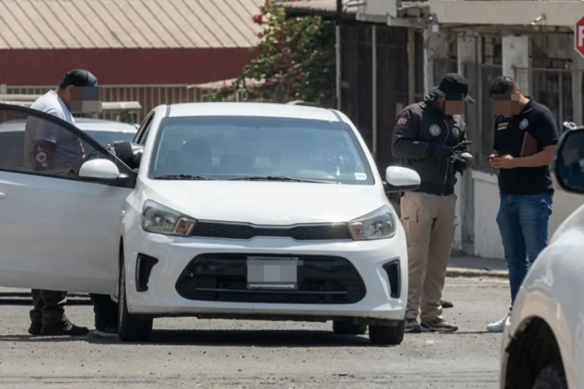 El cuerpo de la víctima quedó dentro del vehículo que conducía cuando lo atacaron a balazos., Foto: El Diario