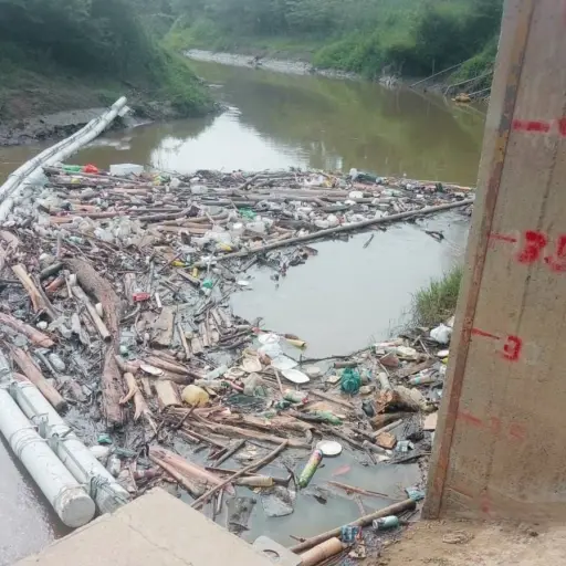 Barreras disminuyen contaminación en el río Portoviejo