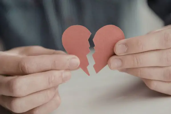 El dolor por una ruptura amorosa aumenta al seguir viendo a tu ex en redes sociales.
