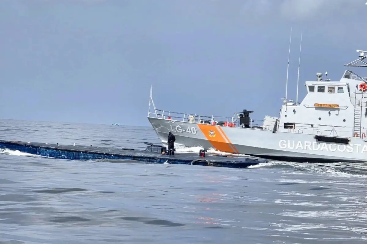 Las fuerzas de seguridad de Ecuador se encuentran escoltando el semisumergible a tierra para seguir con el procedimiento legal., Armada del Ecuador