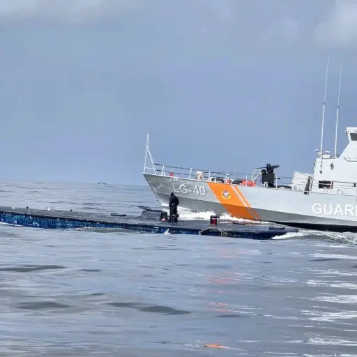 Las fuerzas de seguridad interceptan un semisumergible a 140 millas náuticas y aprehenden a cuatro tripulantes