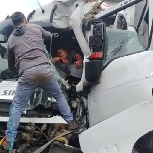 El rescate quedó grabado, pero el conductor no sobrevivió al accidente en la vía Santo Domingo – Quevedo