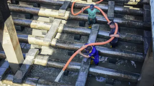 Retiran entre 600 y 800 metros cúbicos de sedimento en decantador B de Cuatro Esquinas