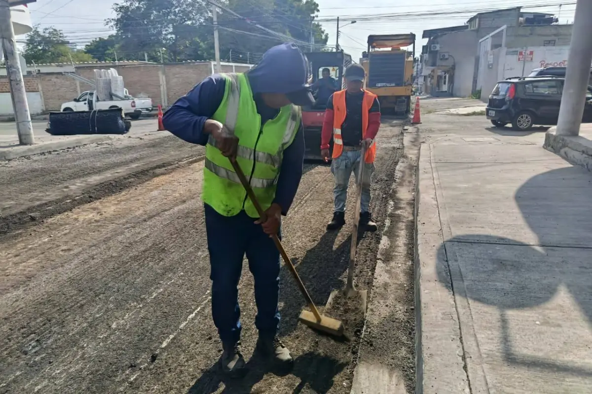 Obreros trabajando en la rehabilitación de la calle 20, en Manta., El Diario