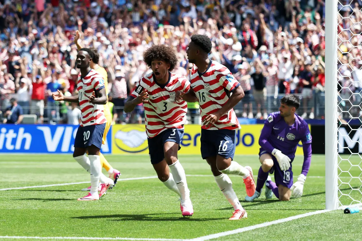 Alex Freeman #16 festeja después de que su gol fuera anulado por fuera de juego, decisión que posteriormente fue revertida y se le otorgó el gol., Emilee Chinn/Getty Images/AFP