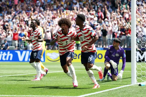 Alex Freeman #16 festeja después de que su gol fuera anulado por fuera de juego, decisión que posteriormente fue revertida y se le otorgó el gol. ,Emilee Chinn/Getty Images/AFP