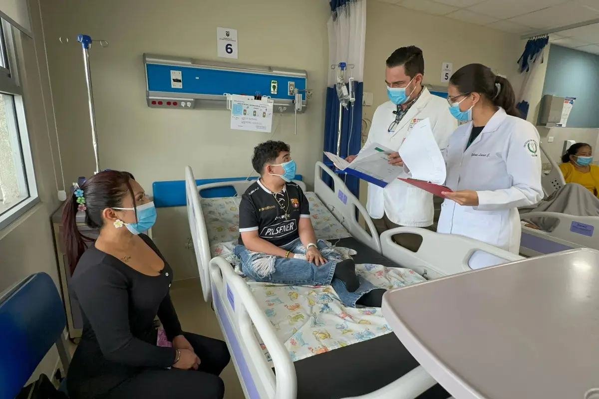  Juan Párraga, endocrinólogo pediatra del Hospital Rodríguez Zambrano, atendiendo a uno de los cinco niños con esta rara enfermedad., El Diario