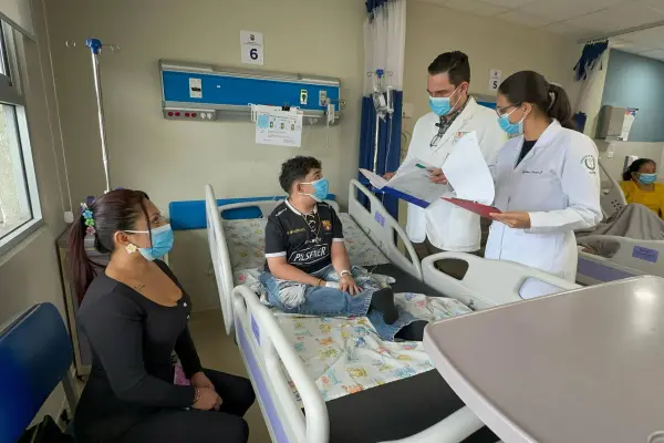  Juan Párraga, endocrinólogo pediatra del Hospital Rodríguez Zambrano, atendiendo a uno de los cinco niños con esta rara enfermedad. ,El Diario
