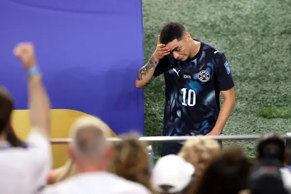 Miguel Almirón, número 10 de Paraguay, reacciona tras recibir una tarjeta roja por taparse la boca mientras hablaba con otro jugador durante el partido del Grupo D de la Copa Mundial de la FIFA 2026 entre Turquía y Paraguay . ,Stu Forster/Getty Images/AFP.