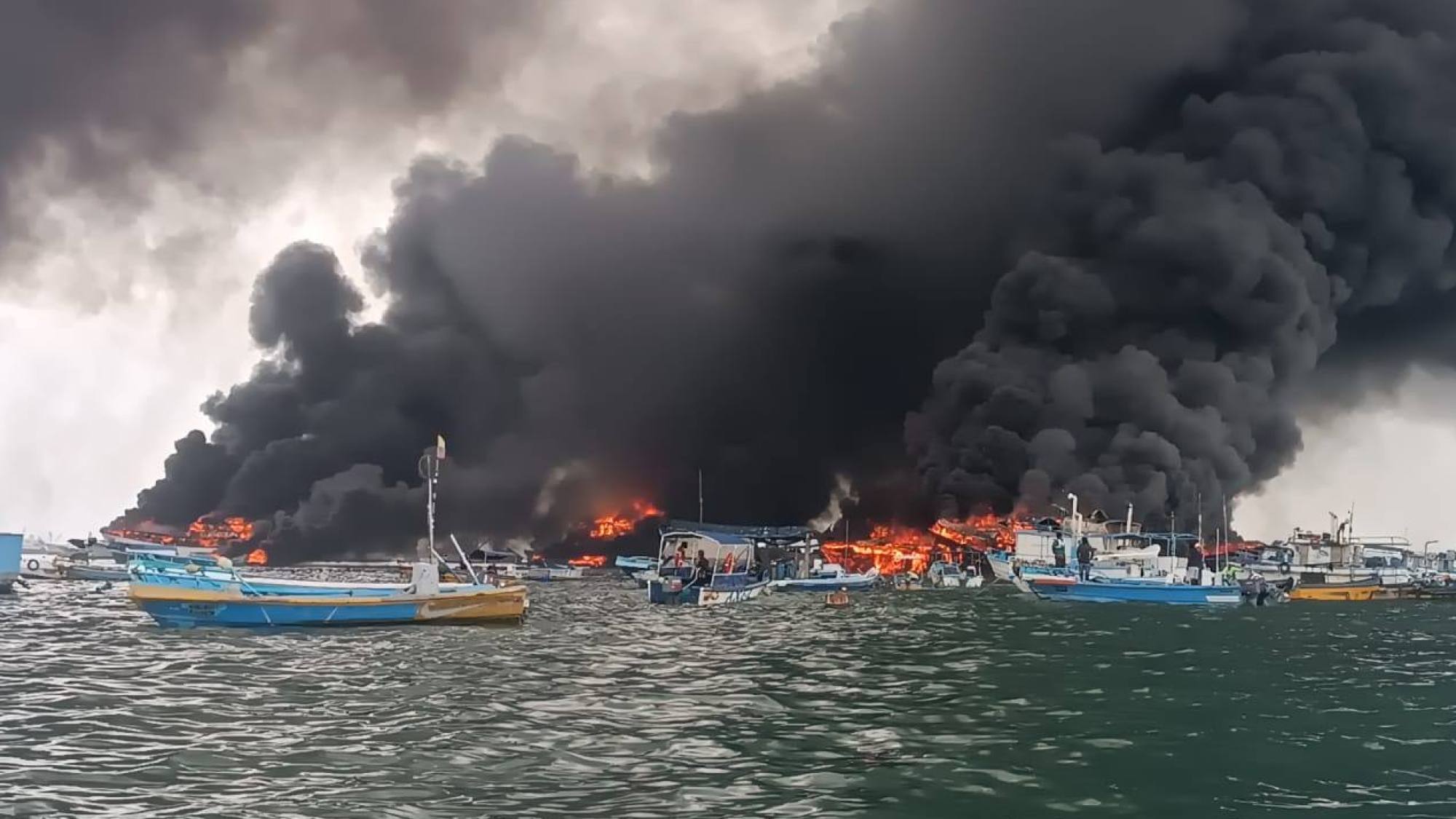 Incendio en el Puerto de Manta consume más de una decena de barcos pesqueros; reportan explosiones