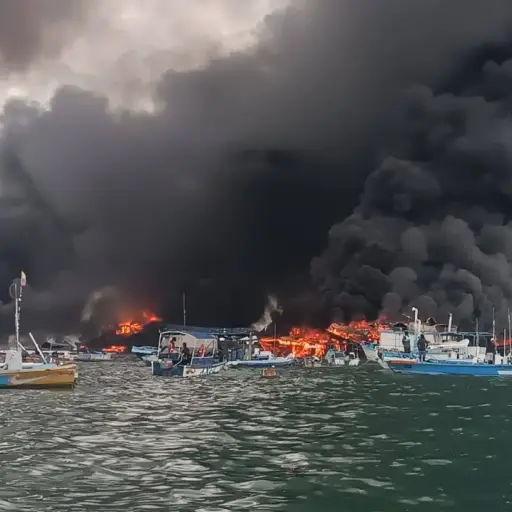 Incendio en el Puerto de Manta consume más de una decena de barcos pesqueros; reportan explosiones