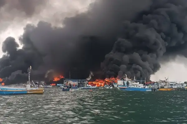 El incendio en el Puerto de Manta genera explosiones