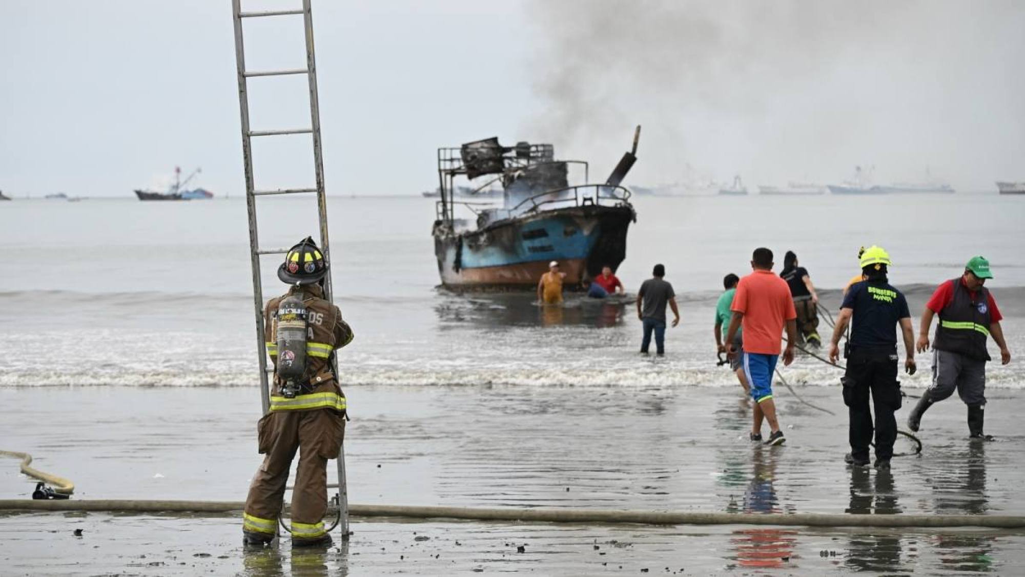 Incendio en el Puerto de Manta: Se reportan heridos y daños 