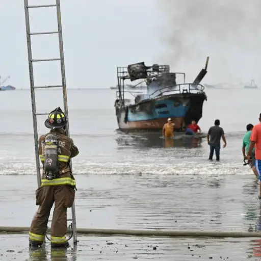 Incendio en el Puerto de Manta: Se reportan heridos y daños a embarcaciones