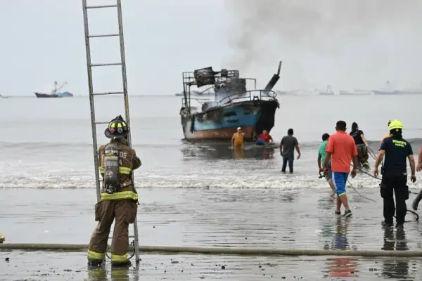 Incendio en el Puerto de Manta: Se reportan heridos y daños a embarcaciones.