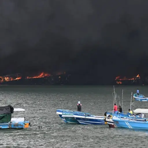 ¿Que provocó el incendio en el Puerto de Manta? Esto dice el Cuerpo de Bomberos