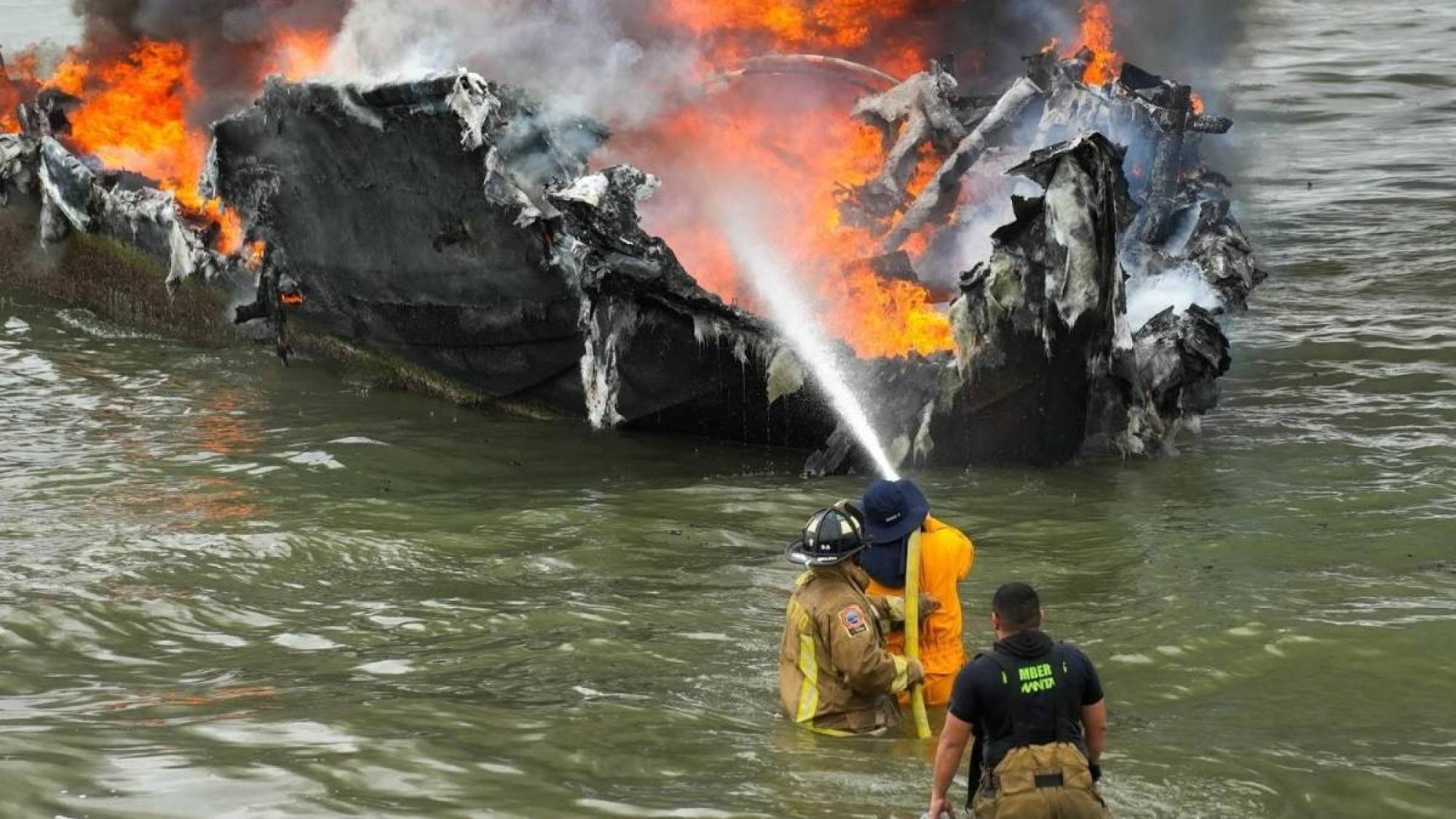 Incendio en el Puerto de Manta deja 35 embarcaciones afectad