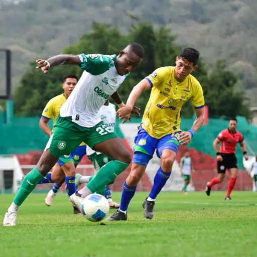 Un gol de tiro libre de Ángel Gracia le otorga la victoria a Liga de Portoviejo ante Gualaceo