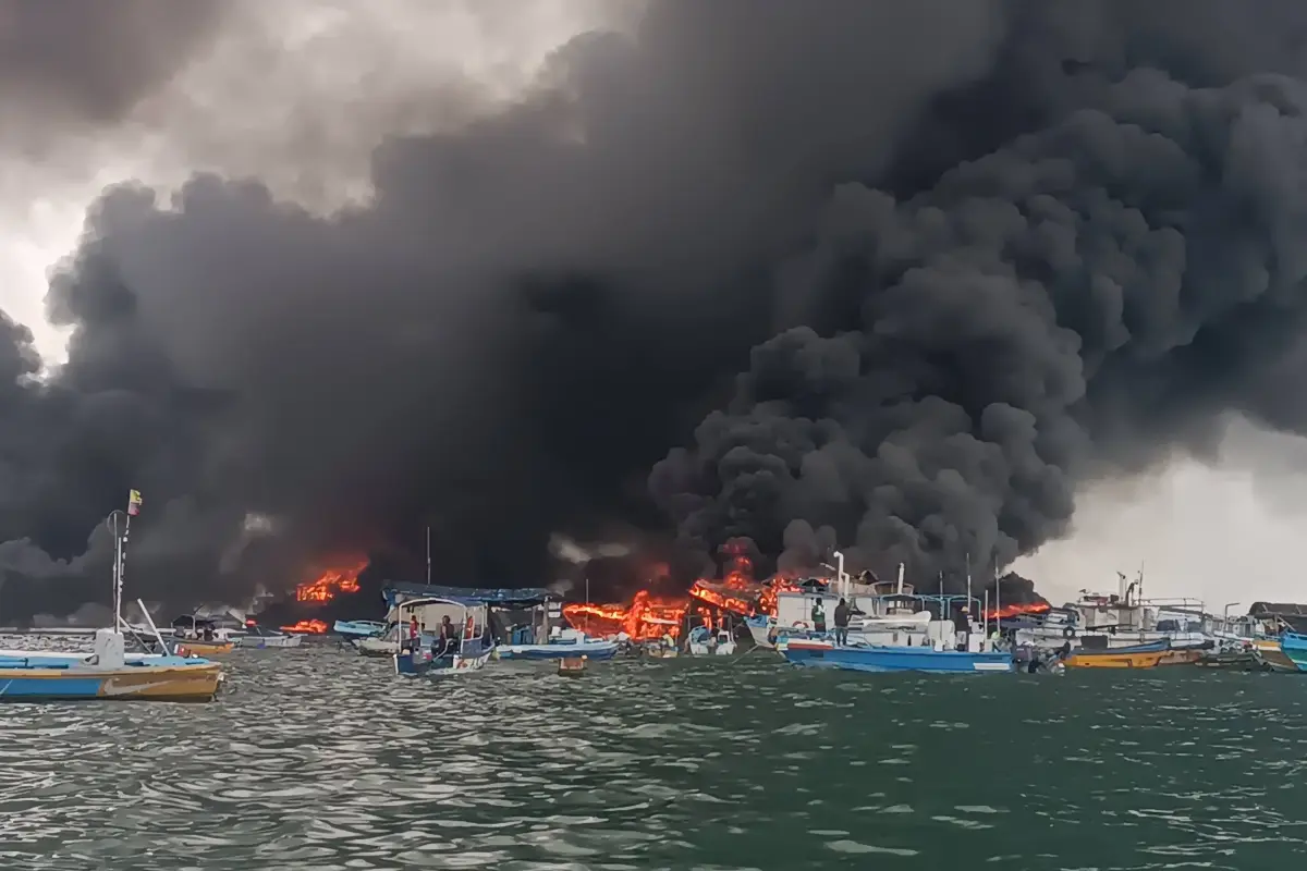 Hernán Chávez relata cómo evitó la pérdida de un barco durante incendio en el puerto de Manta
