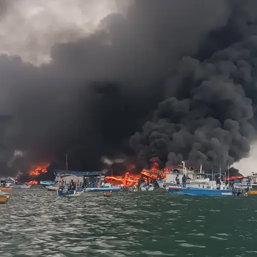 El dramático rescate en la rada de Manta: salvó un barco, pero perdió a su perro y cuatro embarcaciones