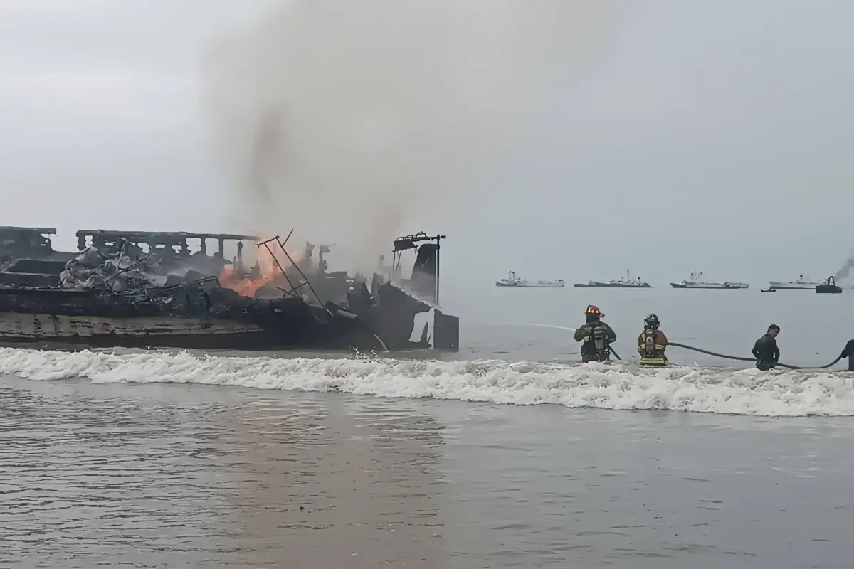 Explosiones, heridos y barcos en llamas: así se desarrolló la emergencia marítima en Manta