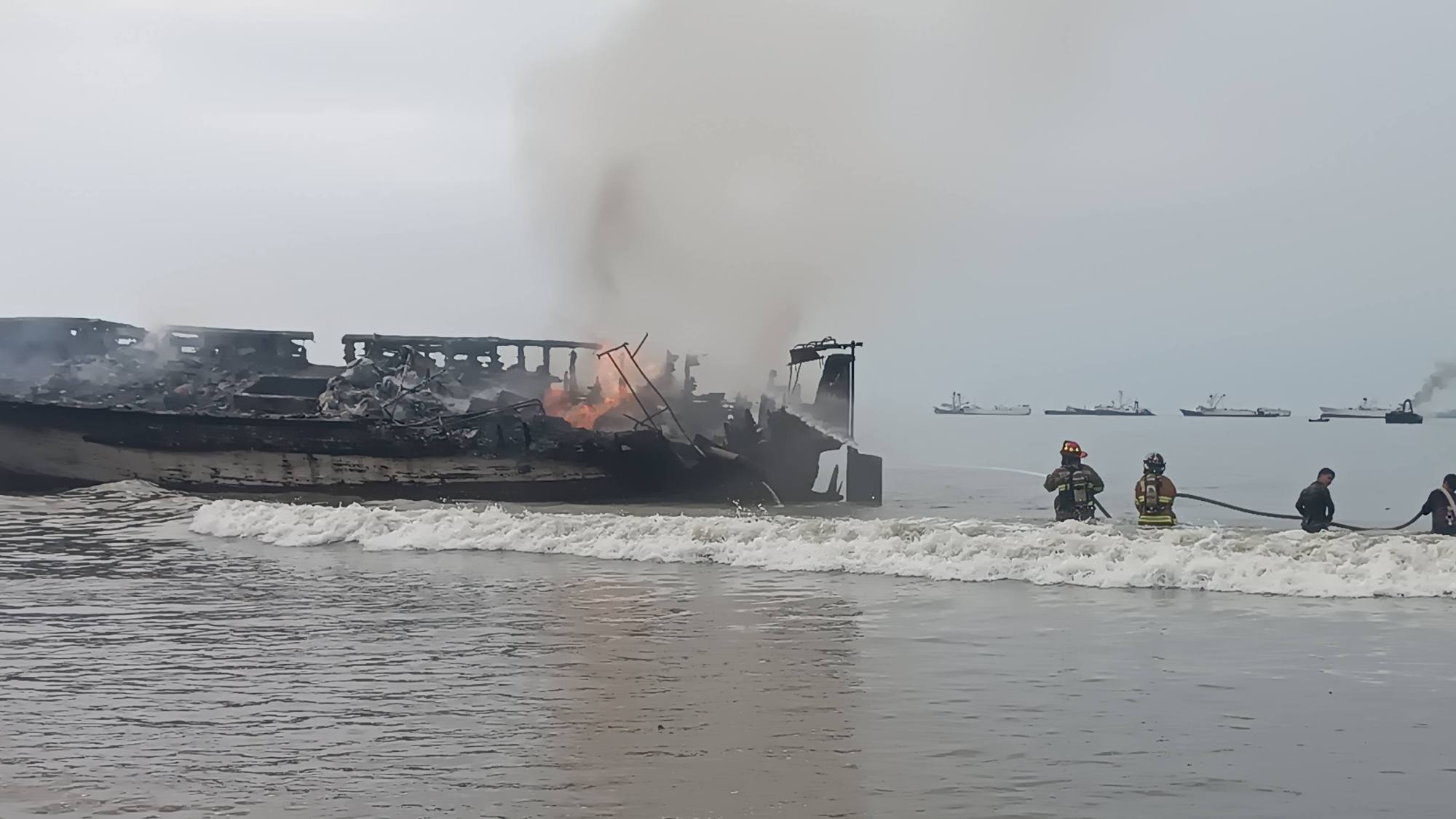 Lo que se sabe del devastador incendio que consumió 22 embar