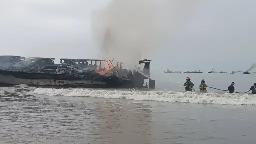 Lo que se sabe del devastador incendio que consumió 22 embarcaciones en Manta y dejó varios heridos