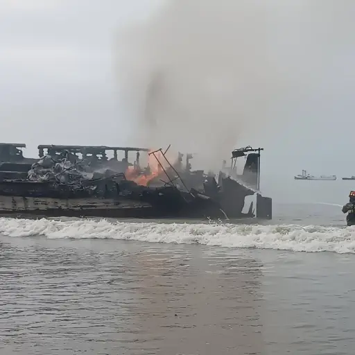 Lo que se sabe del devastador incendio que consumió 22 embarcaciones en Manta y dejó varios heridos