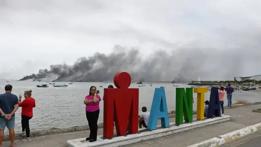 Las llamas golpean a una tradición centenaria: el incendio que afecta al corazón pesquero de Manta