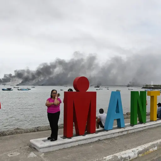 Las llamas golpean a una tradición centenaria: el incendio que afecta al corazón pesquero de Manta