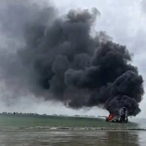 Puerto de Manta: incendio vuelve a activarse en embarcación afectada 