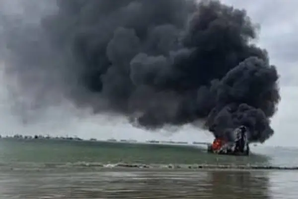 Puerto de Manta incendio vuelve a activarse en embarcación