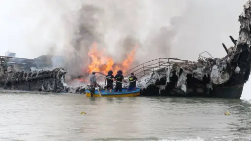 Armadores pesqueros cuantifican daños tras el incendio que consumió barcos en el puerto de Manta