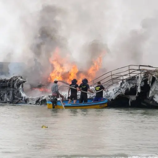 Armadores pesqueros cuantifican daños tras el incendio que consumió barcos en el puerto de Manta
