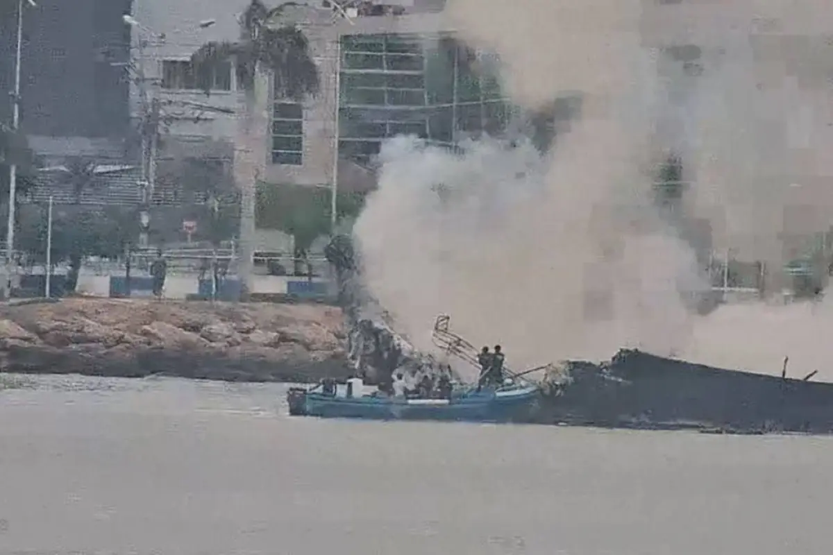 Incendio en el Puerto de Manta: El ECU 911 reportó reactivación de fuego en una embarcación afectada.